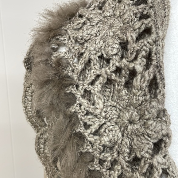 Sioni Wool mix / fur lined crochet/knit vest. - Picture 3 of 13